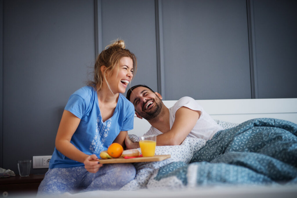 Man en vrouw ontbijt op bed